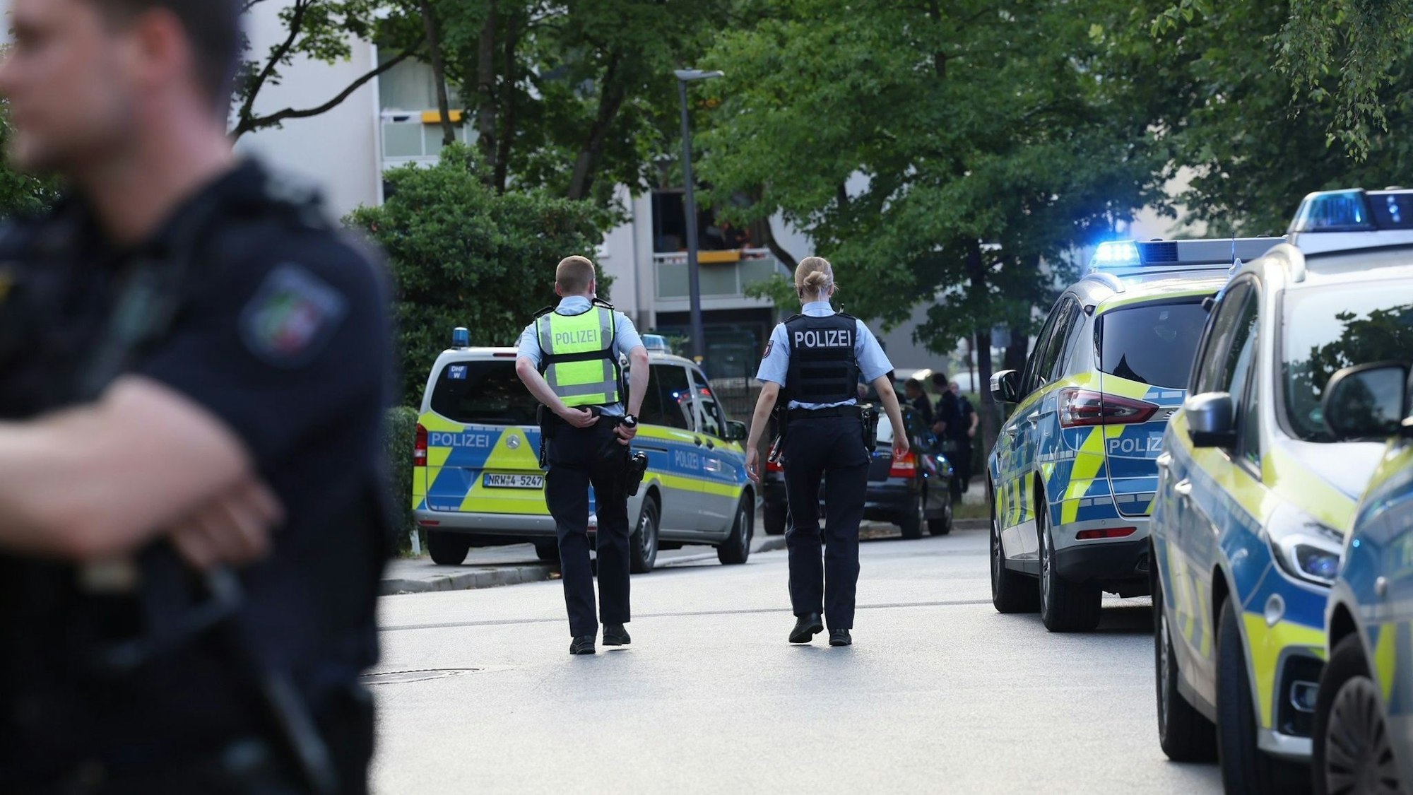 Bei einer Massenschlägerei mit bis zu 100 beteiligten Menschen in Heiligenhaus in Nordrhein-Westfalen sind sieben Menschen verletzt worden.