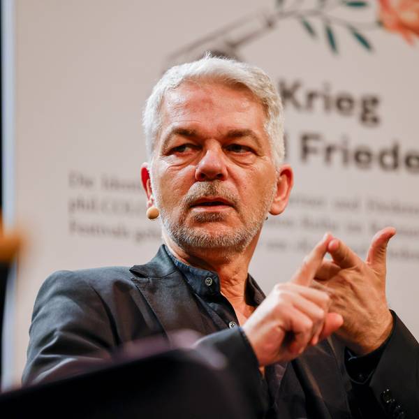 Carlo Masala sitzt im Rahmen des Internationalen Philosophiefestivals Phil.Cologne im WDR Funkhaus auf der Bühne.