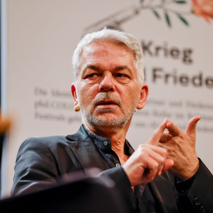 Carlo Masala sitzt im Rahmen des Internationalen Philosophiefestivals Phil.Cologne im WDR Funkhaus auf der Bühne.