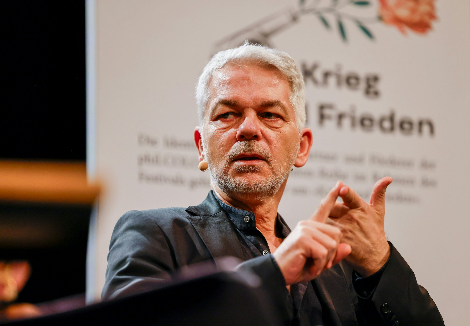 Carlo Masala, Politikwissenschaftler und Militärexperte, sitzt im Rahmen des Internationalen Philosophiefestivals Phil.Cologne im WDR Funkhaus auf der Bühne