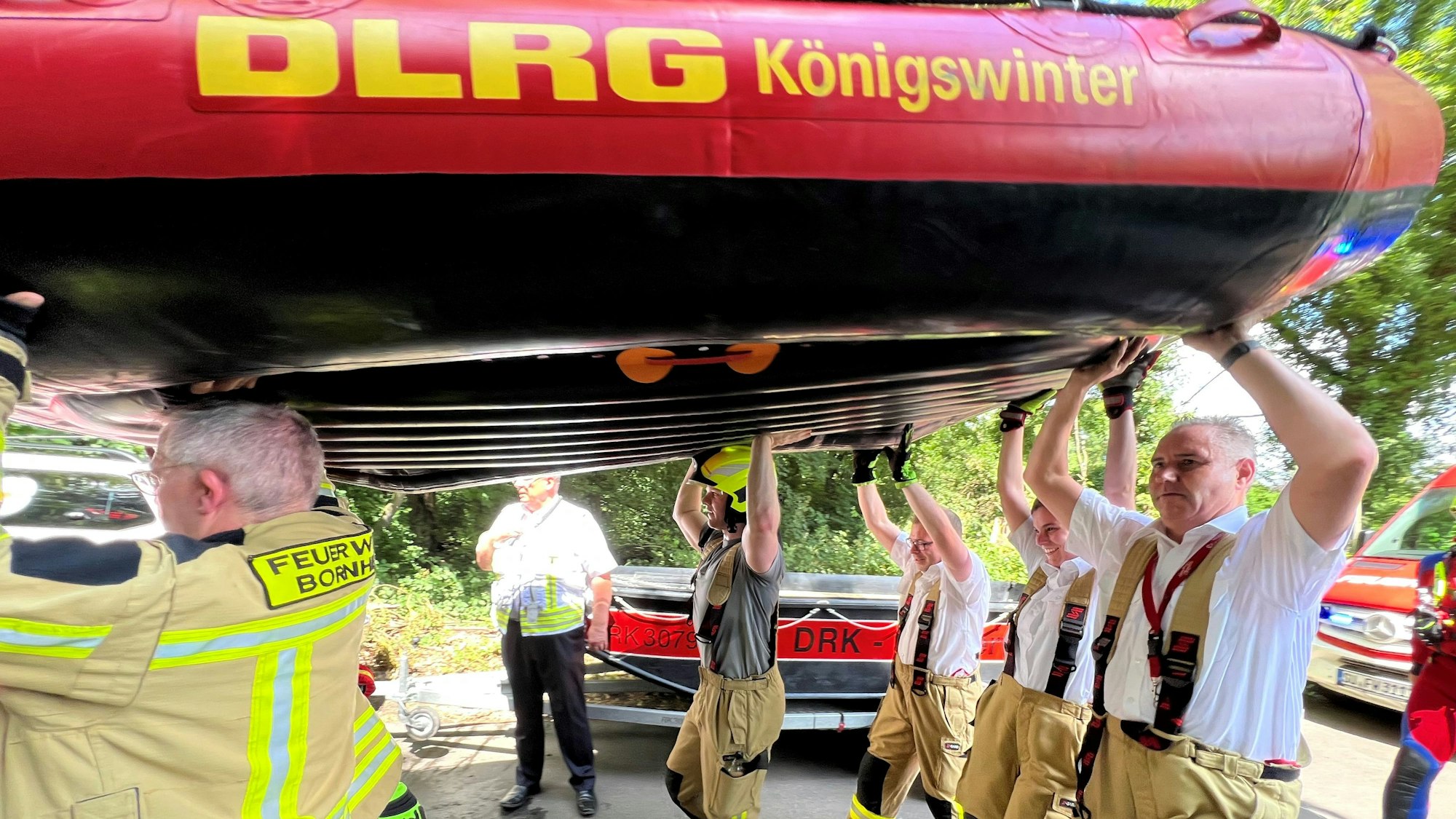 Auf dem Bild sind Rettungskräfte im Einsatz zu sehen.