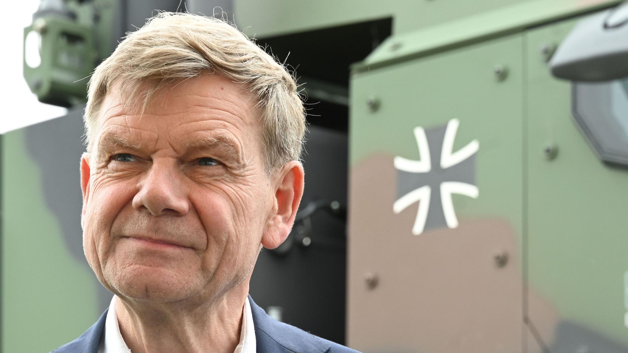 Johann Wadephul (CDU), Außenminister, steht auf dem Luftwaffenstützpunkt der Bundeswehr.