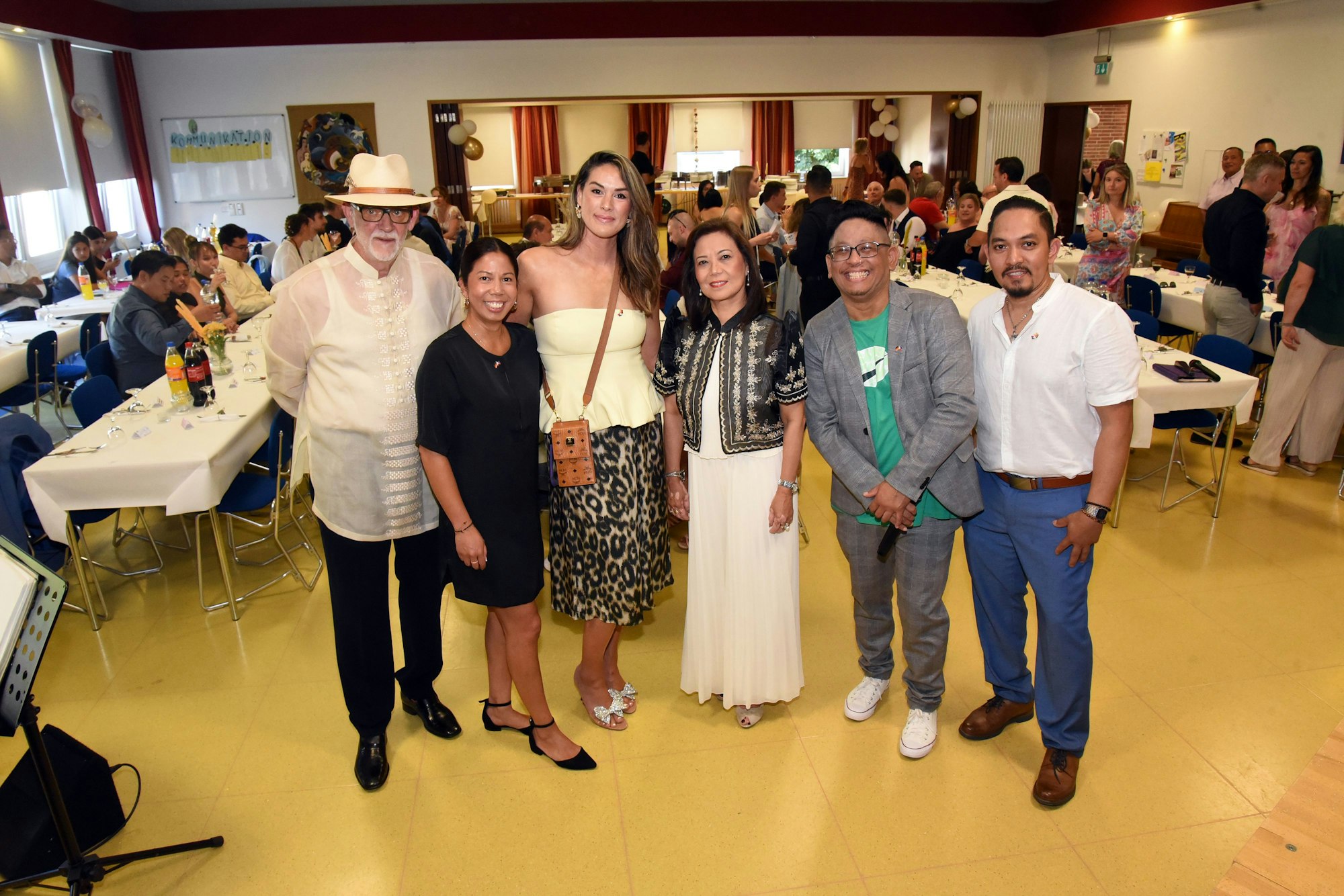 In traditioneller Kleidung zeigten sich Klaus-Dieter Jürgens und Marieta Macasero. Die Organisatoren Melanie Hahn Jessica Ziegler, Winnie Mercene und Ryan Wolff waren rundum zufrieden.