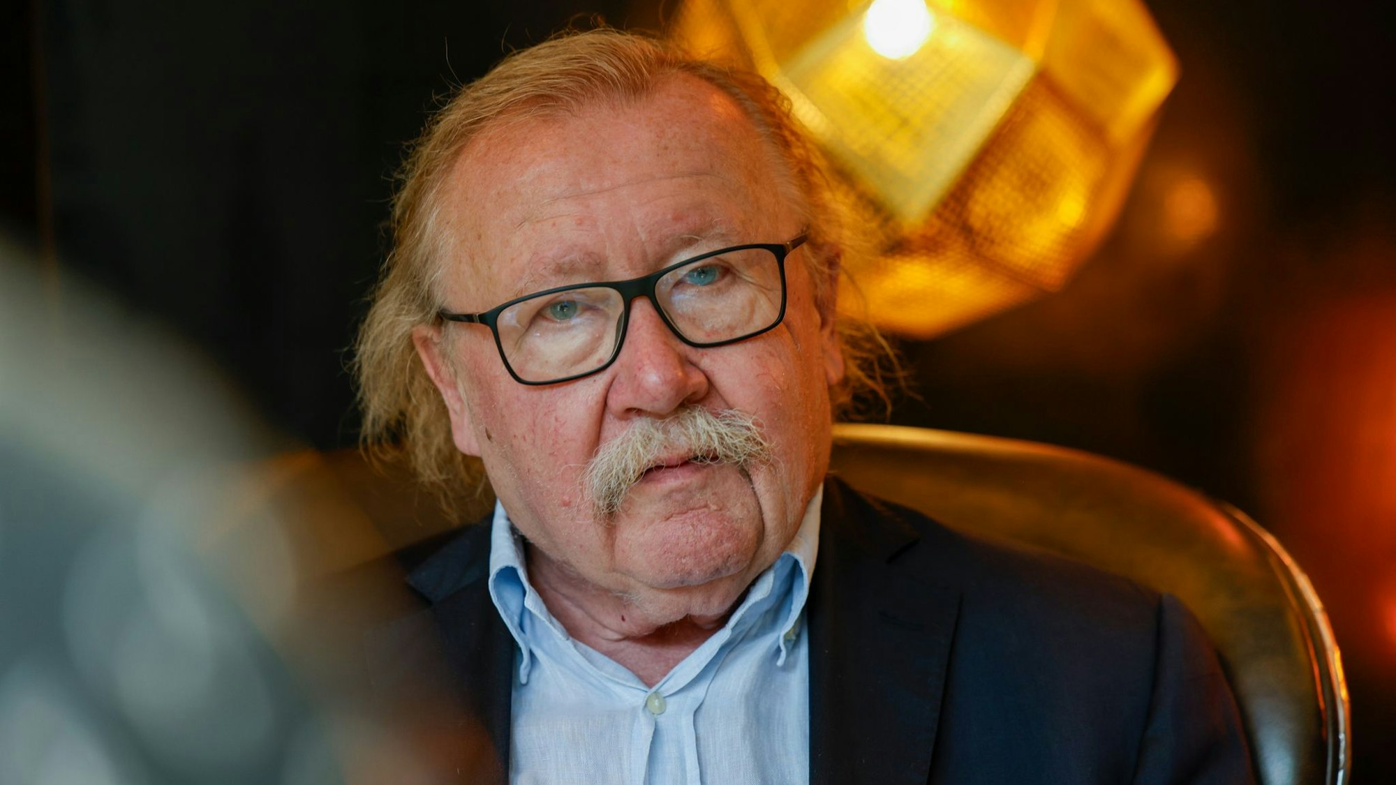 Der Philosoph Peter Sloterdijk spricht sich für ein Handyverbot für Kinder und Jugendliche aus.