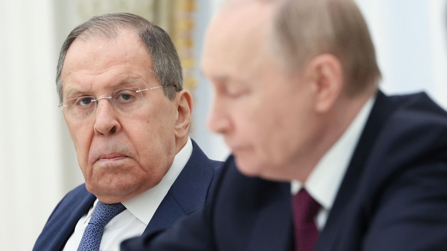 Sergej Lawrow zusammen mit Kremlchef Wladimir Putin. Russlands Außenminister hat sich mit Nazi-Vergleichen zu Friedrich Merz, Emmanuel Macron und der Ukraine geäußert. (Archivbild)