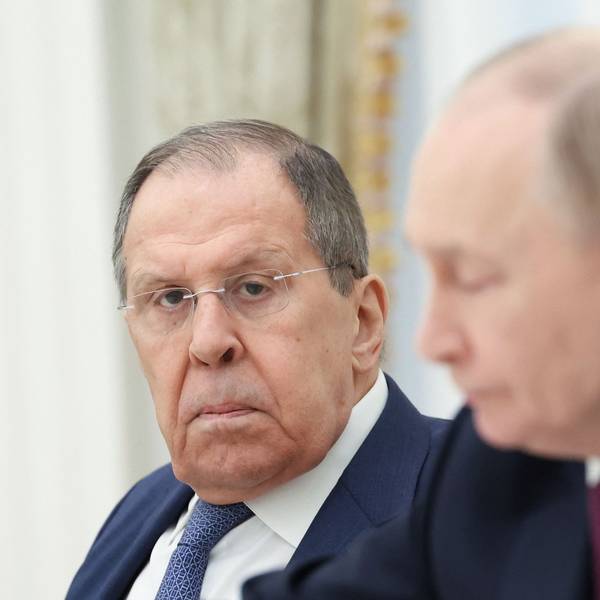 Sergej Lawrow zusammen mit Kremlchef Wladimir Putin. Russlands Außenminister hat sich mit Nazi-Vergleichen zu Friedrich Merz, Emmanuel Macron und der Ukraine geäußert. (Archivbild)