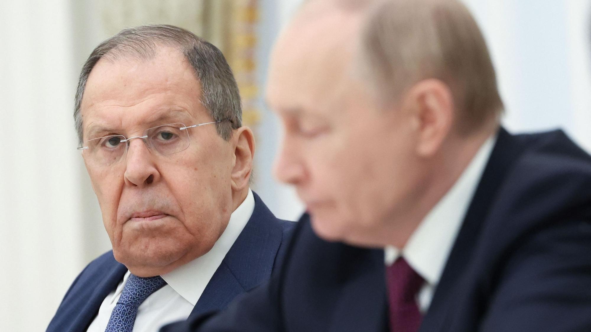 Sergej Lawrow zusammen mit Kremlchef Wladimir Putin. Russlands Außenminister hat sich mit Nazi-Vergleichen zu Friedrich Merz, Emmanuel Macron und der Ukraine geäußert. (Archivbild)