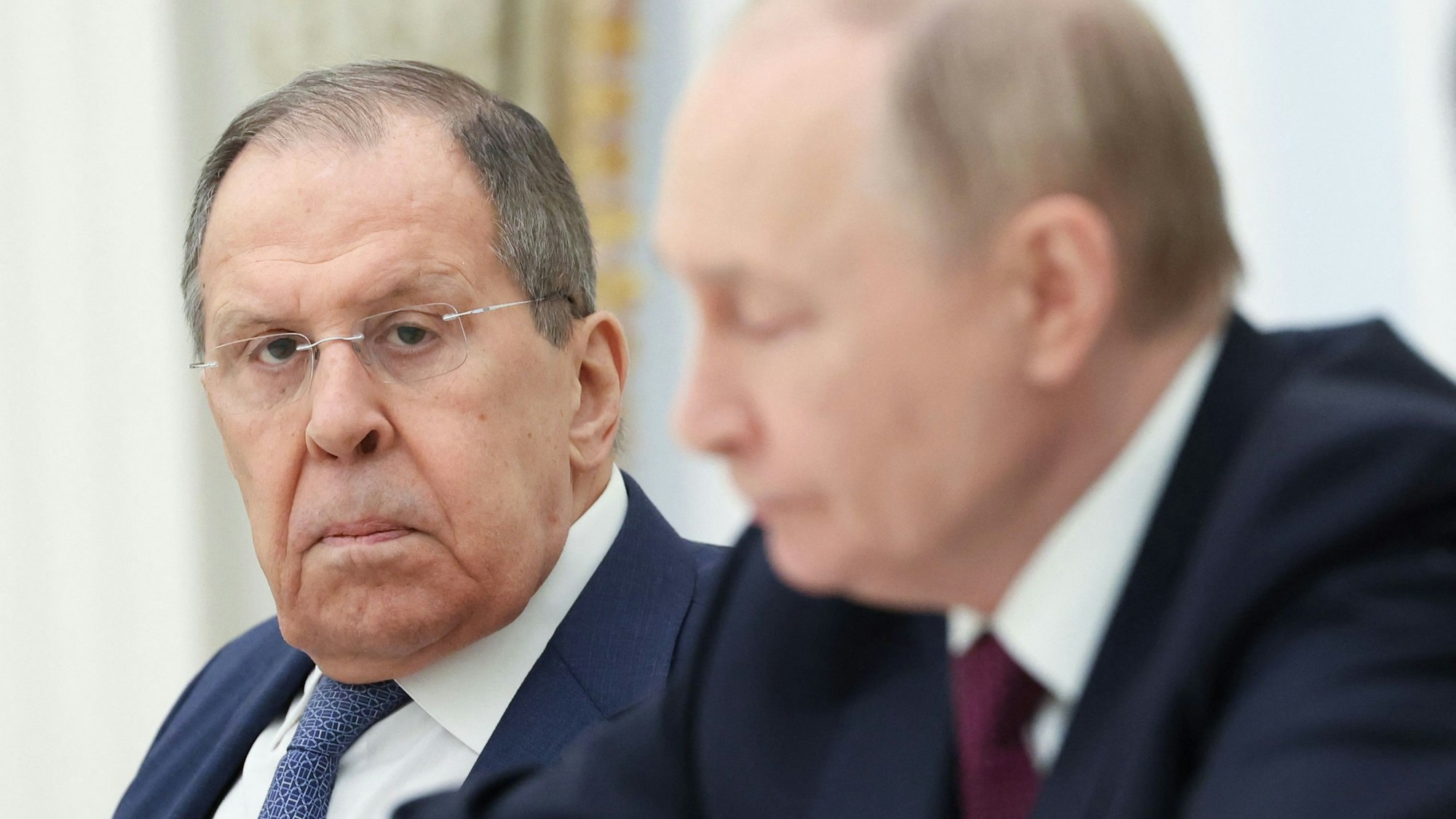 Sergej Lawrow zusammen mit Kremlchef Wladimir Putin. Russlands Außenminister hat sich mit Nazi-Vergleichen zu Friedrich Merz, Emmanuel Macron und der Ukraine geäußert. (Archivbild)