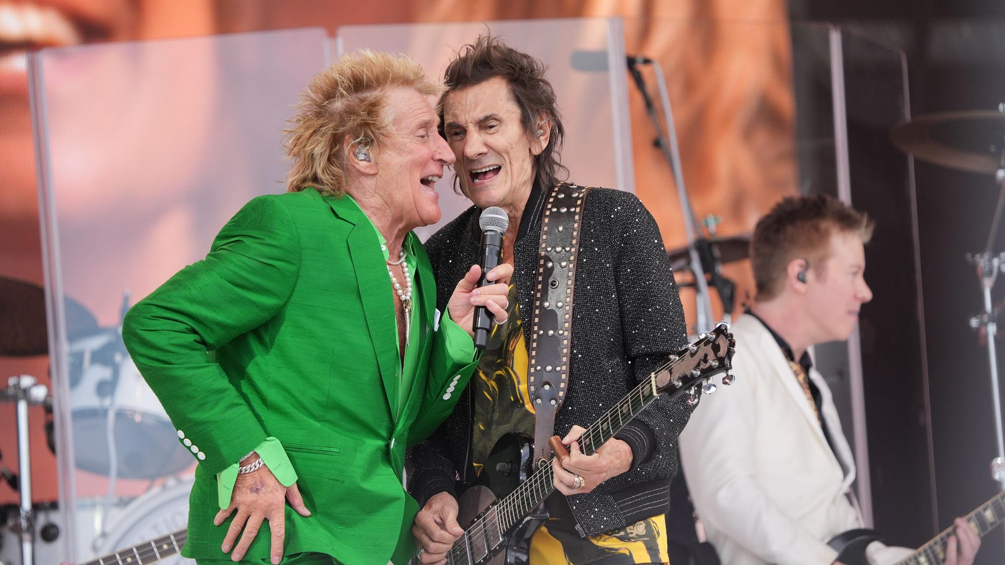 Rod Stewart (l) mit Gast Ronnie Wood bei einem Auftritt auf der Pyramid Stage während des Glastonbury Festivals in Worthy Farm in Somerset.
