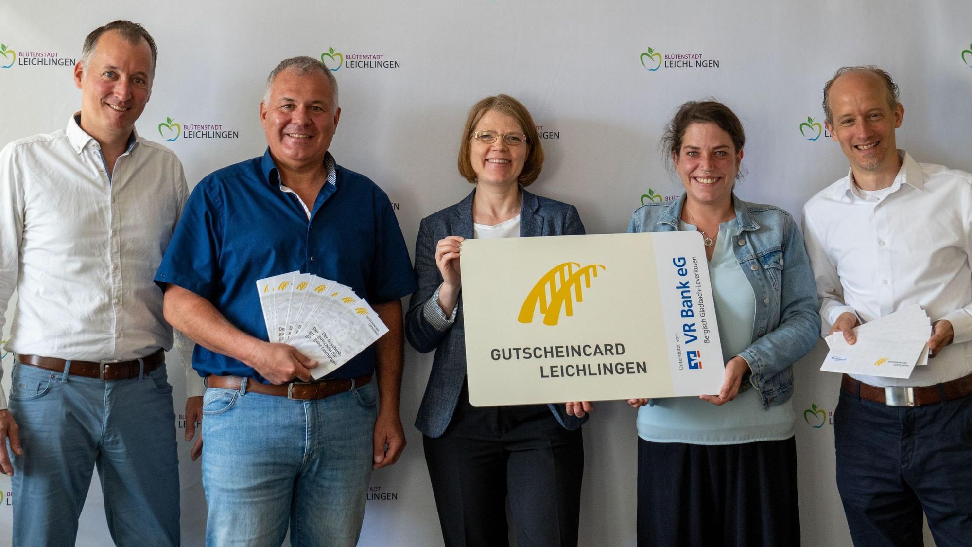 Menschen mit Gutscheincard