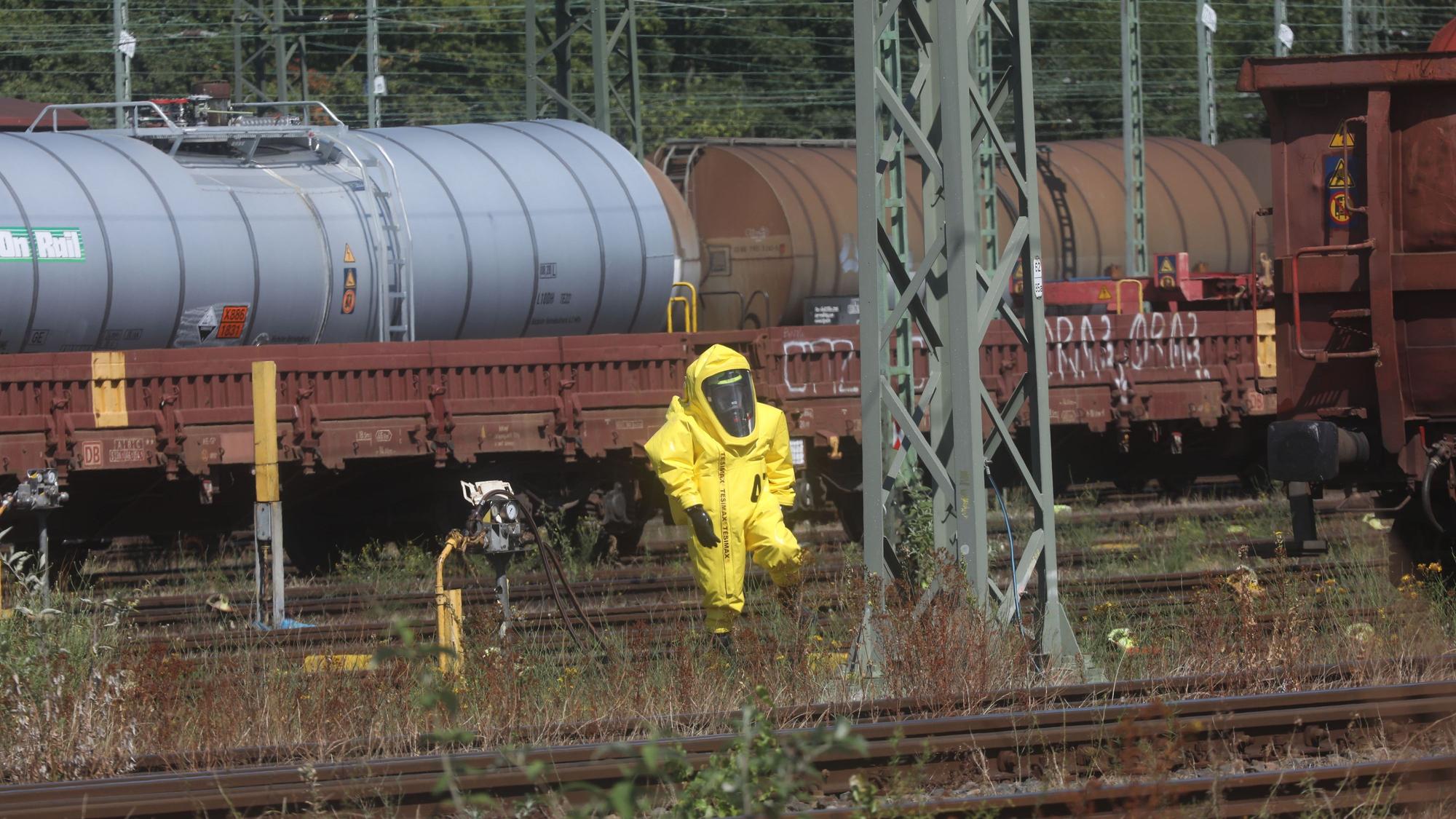 In Chemieschutzanzügen war die Feuerwehr am Bahnhof Kalk Nord im Einsatz.