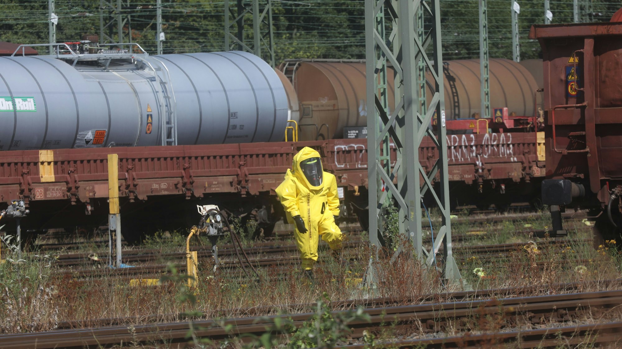 In Chemieschutzanzügen war die Feuerwehr am Bahnhof Kalk Nord im Einsatz.