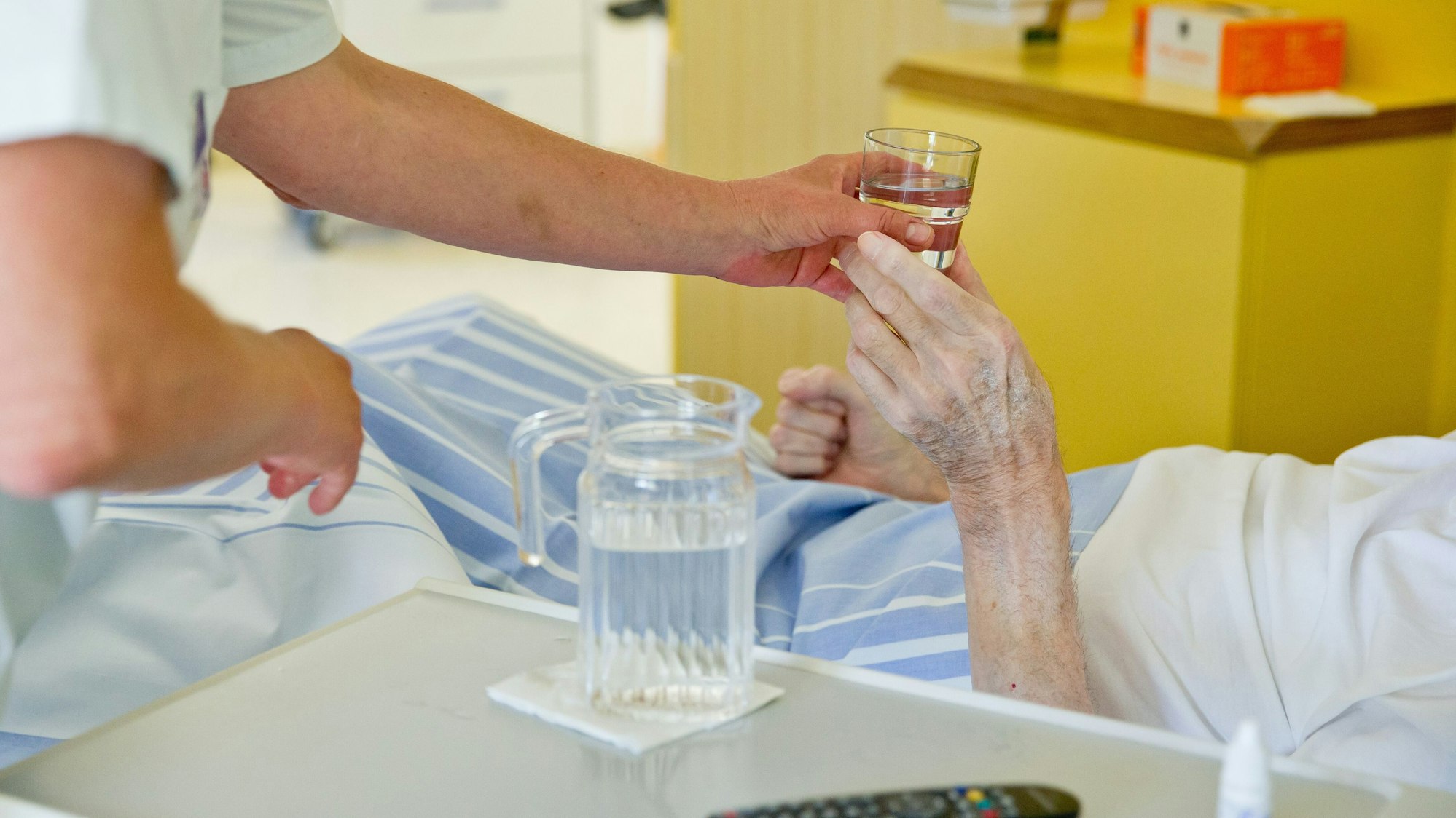 Um Dehydrierung zu vermeiden, müssen Pflegekräfte regelmäßig Getränke reichen. (Symbolbild)