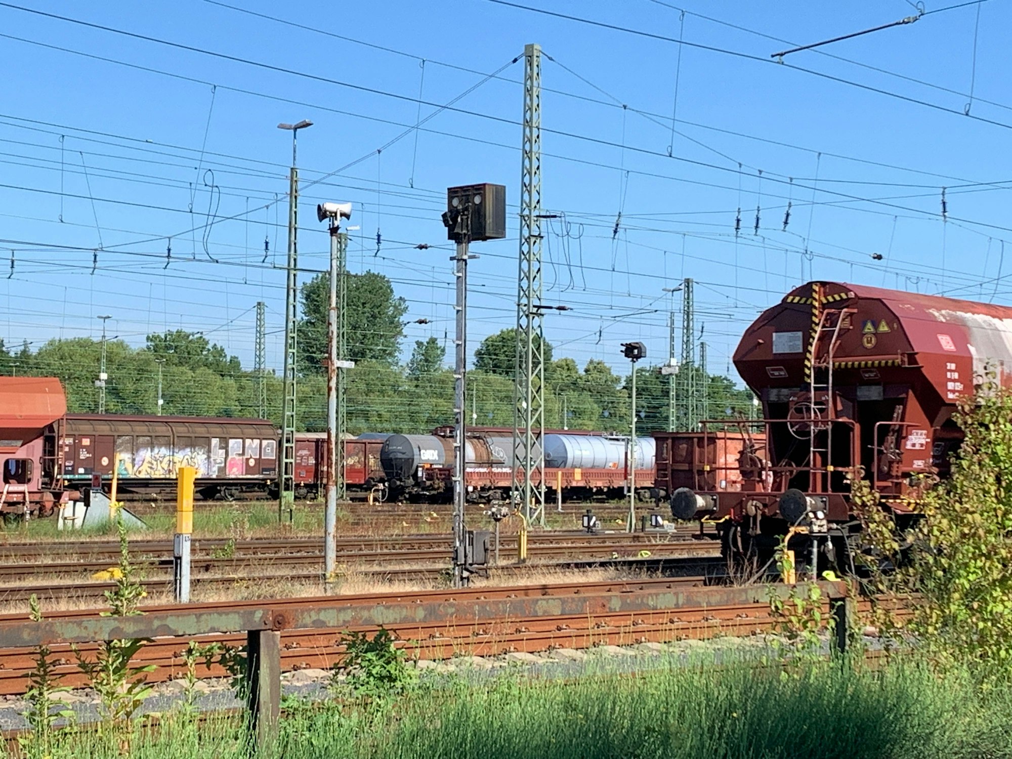 Am Bahnhof Kalk Nord ist ein Kesselwagen undicht und verliert Schwefelsäure. Der Waggon steht zwischen zahlreichen anderen Güterwagen auf einem Eisenbahngleis.
