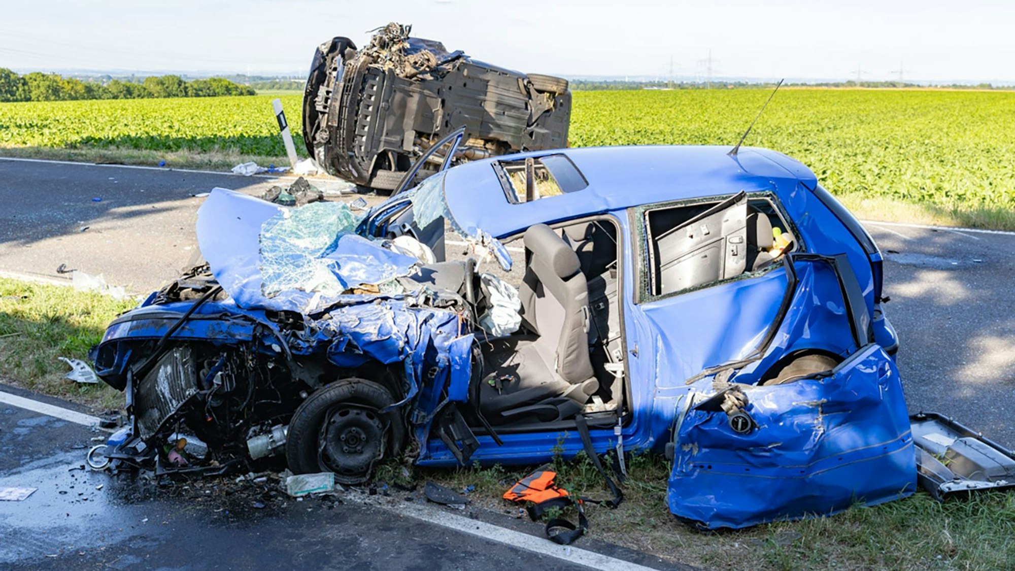 Die vier Insassen beider Fahrzeuge wurden teils lebensgefährlich verletzt.