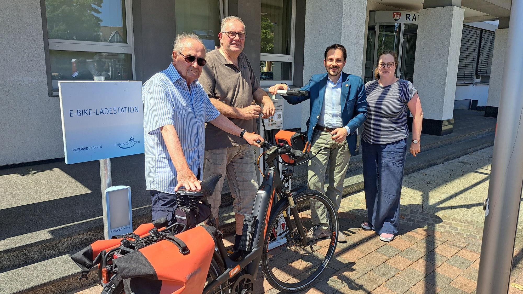 Präsentierten die Ergebnisse des Niederkasseler Fahrradklimatests: Uwe-Dirk Gallasch und Peter Lorscheid vom ADFC, Bürgermeister Matthias Großgarten und die städtische Mobilitätsbeauftragte Fee Rebbe (v.l.)