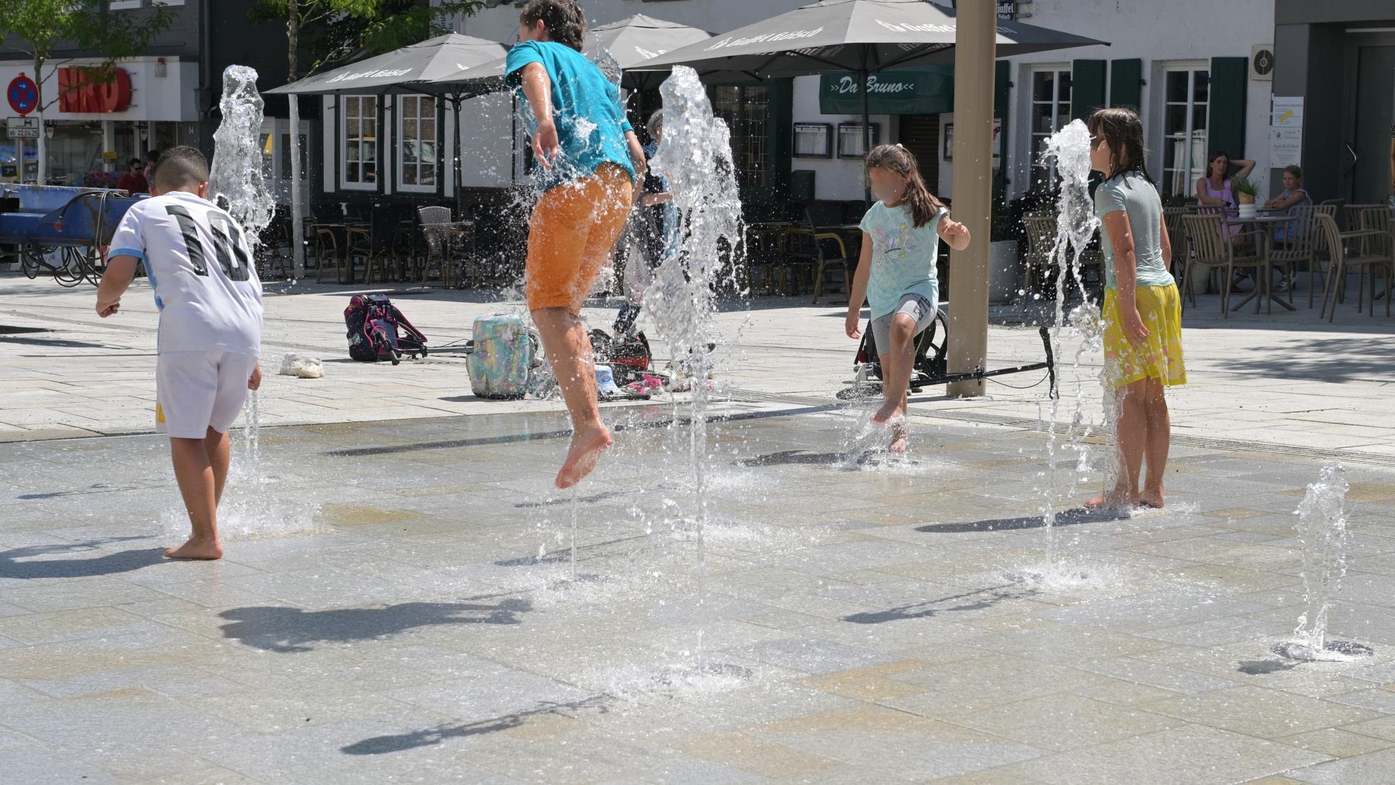 Das Foto zeigt den neuen Brunnen in Bensberg