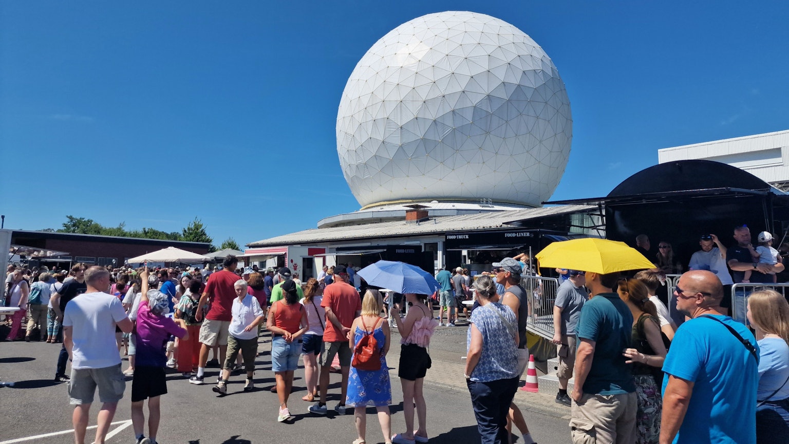 Menschenschlange vor der Wachtberger Kugel.