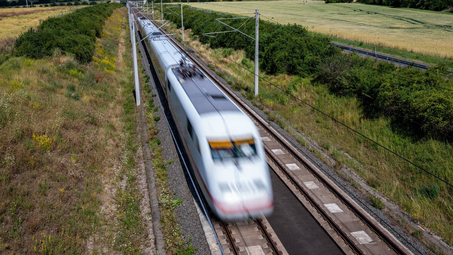 Thüringen, Am Ettersberg: Die Deutsche Bahn testet gemeinsam mit Siemens Mobility den neuen Hochgeschwindigkeitszug „Velaro Novo“ auf der Strecke zwischen Erfurt und Leipzig/Halle.