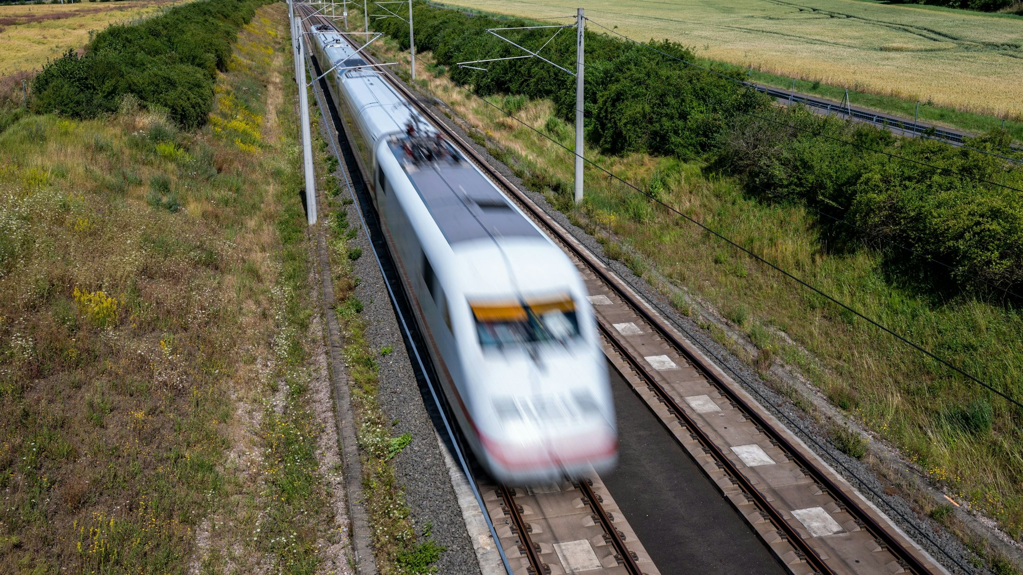 Thüringen, Am Ettersberg: Die Deutsche Bahn testet gemeinsam mit Siemens Mobility den neuen Hochgeschwindigkeitszug „Velaro Novo“ auf der Strecke zwischen Erfurt und Leipzig/Halle.