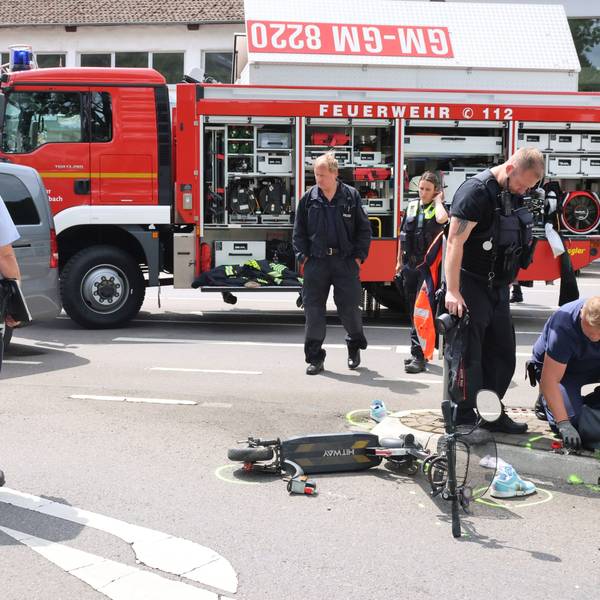 Polizisten sichern nach einem Verkehrsunfall Spuren.