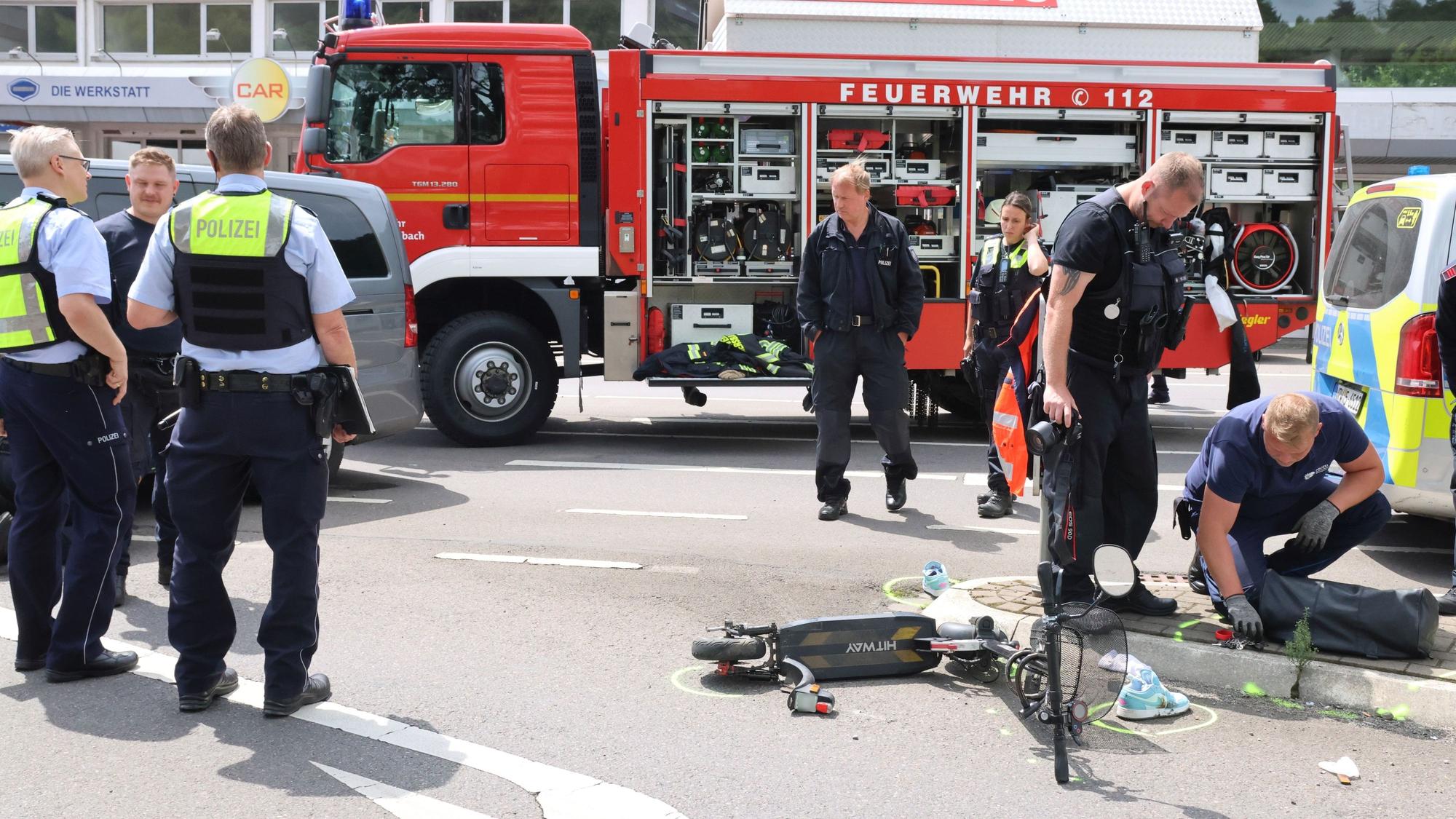 Polizisten sichern nach einem Verkehrsunfall Spuren.