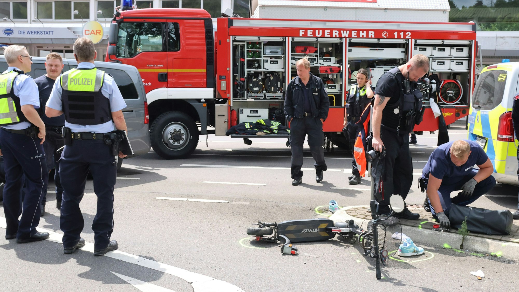 Polizisten sichern nach einem Verkehrsunfall Spuren.