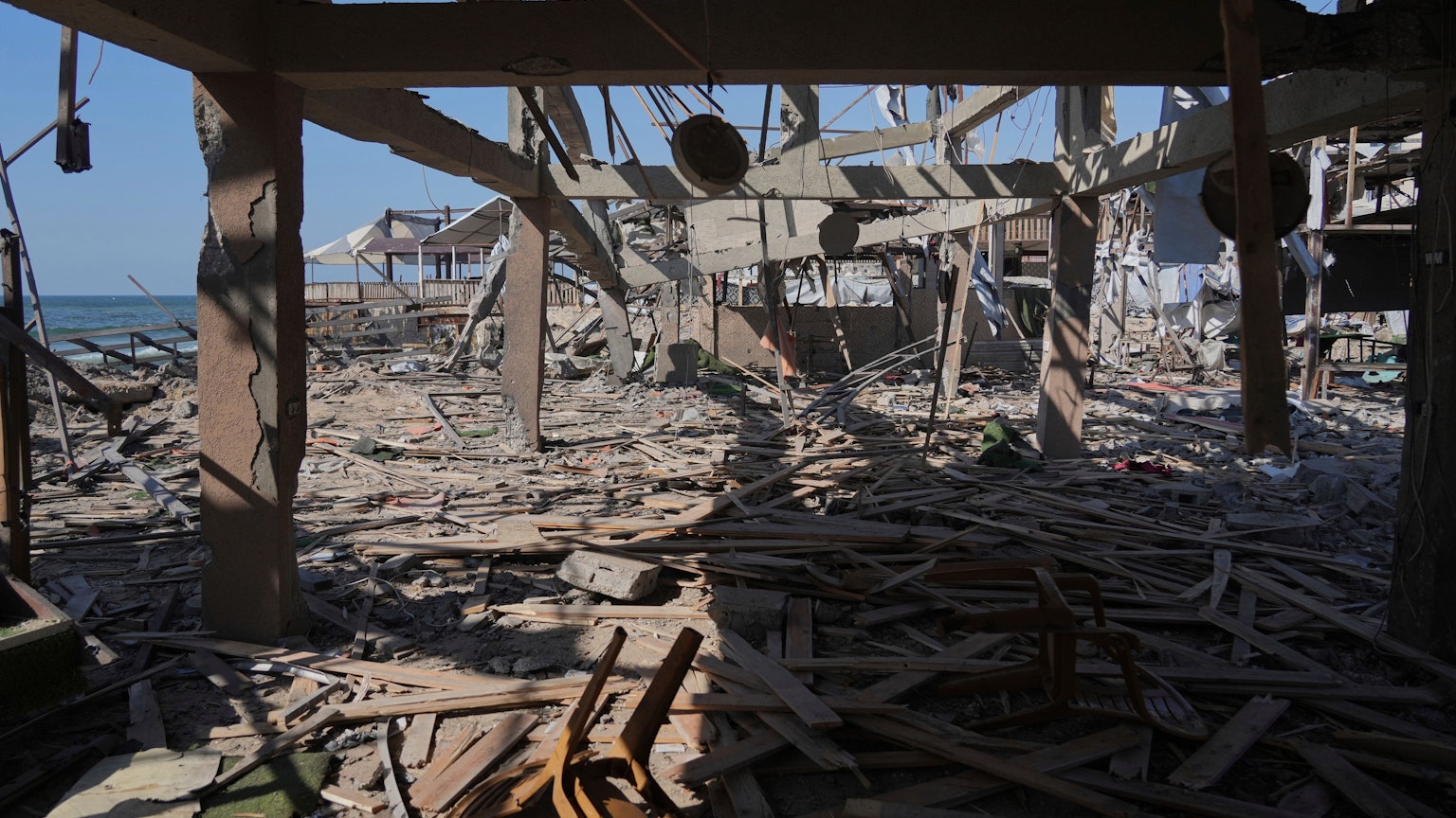 29.06.2025, Palästinensische Gebiete, Gaza: Blick auf die Trümmer eines Cafés am Strand, das bei einem israelischen Angriff beschädigt wurde. Foto: Jehad Alshrafi/AP/dpa +++ dpa-Bildfunk +++