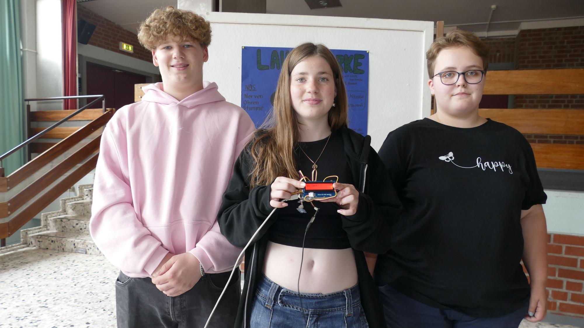 Liroy, Lera-Joelle und Hanna (v.l.) haben einen Geräuschpegel-Messer entwickelt.
