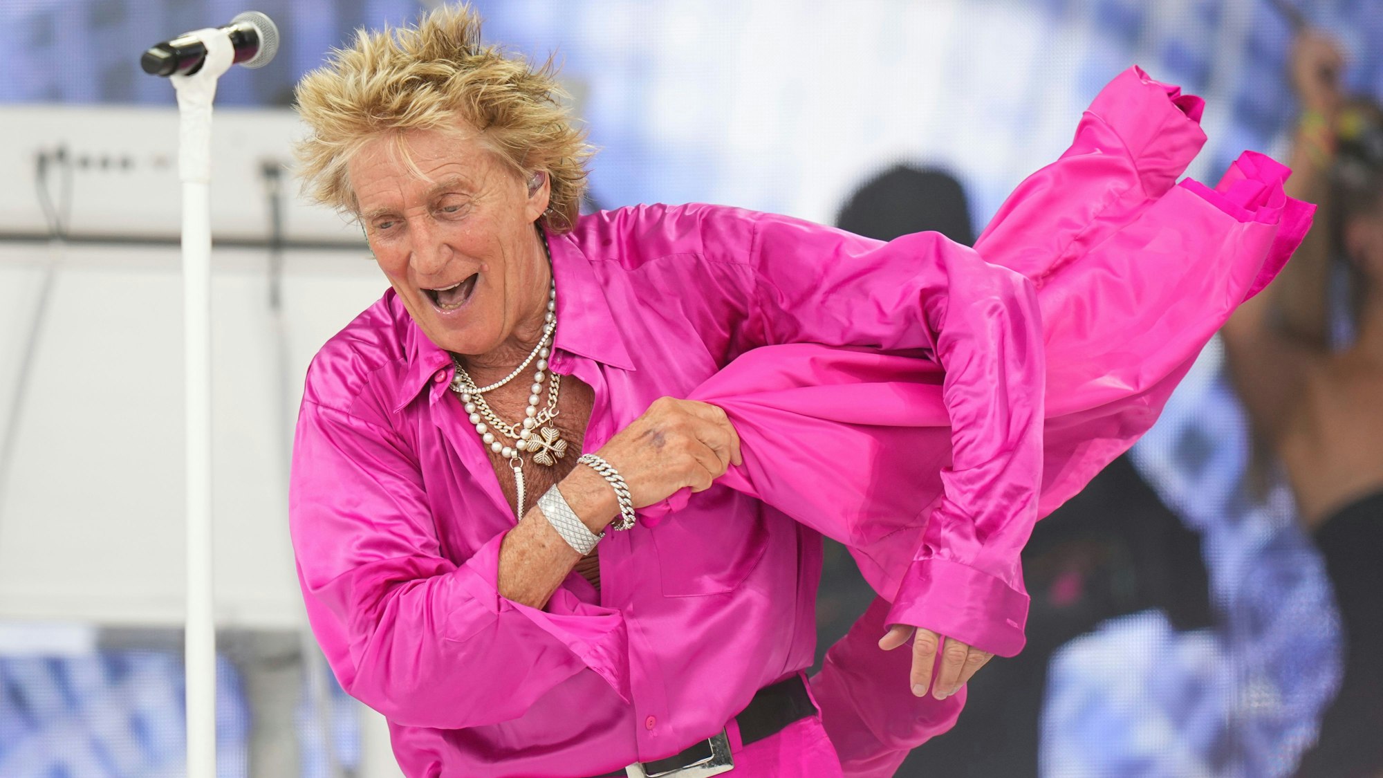 Rod Stewart tritt während des Glastonbury Festivals in Worthy Farm, Somerset auf.