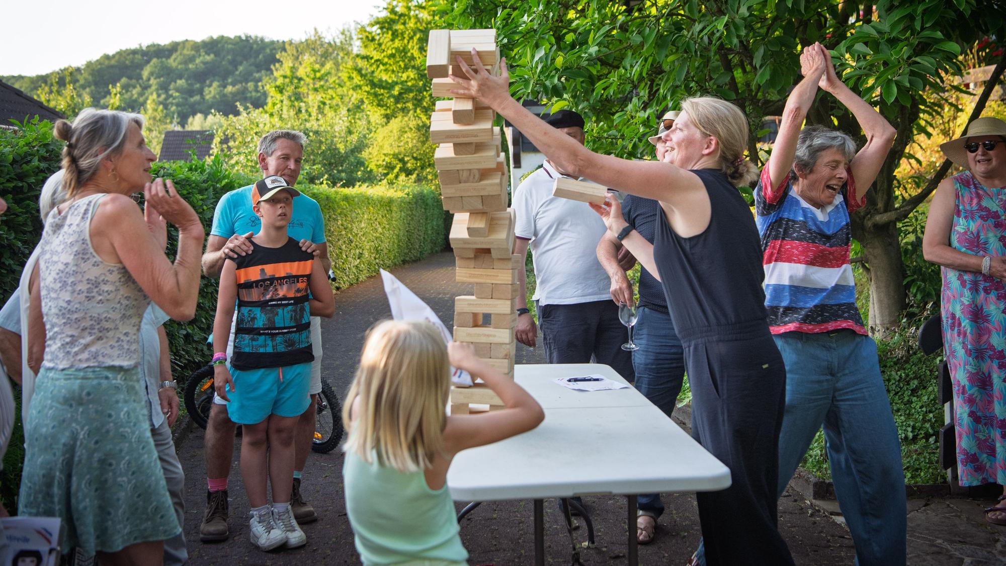 Hilfe, der Turm kippt, da nützt auch kein Rettungsversuch von Bürgermeisterin Alexandra Gauß.