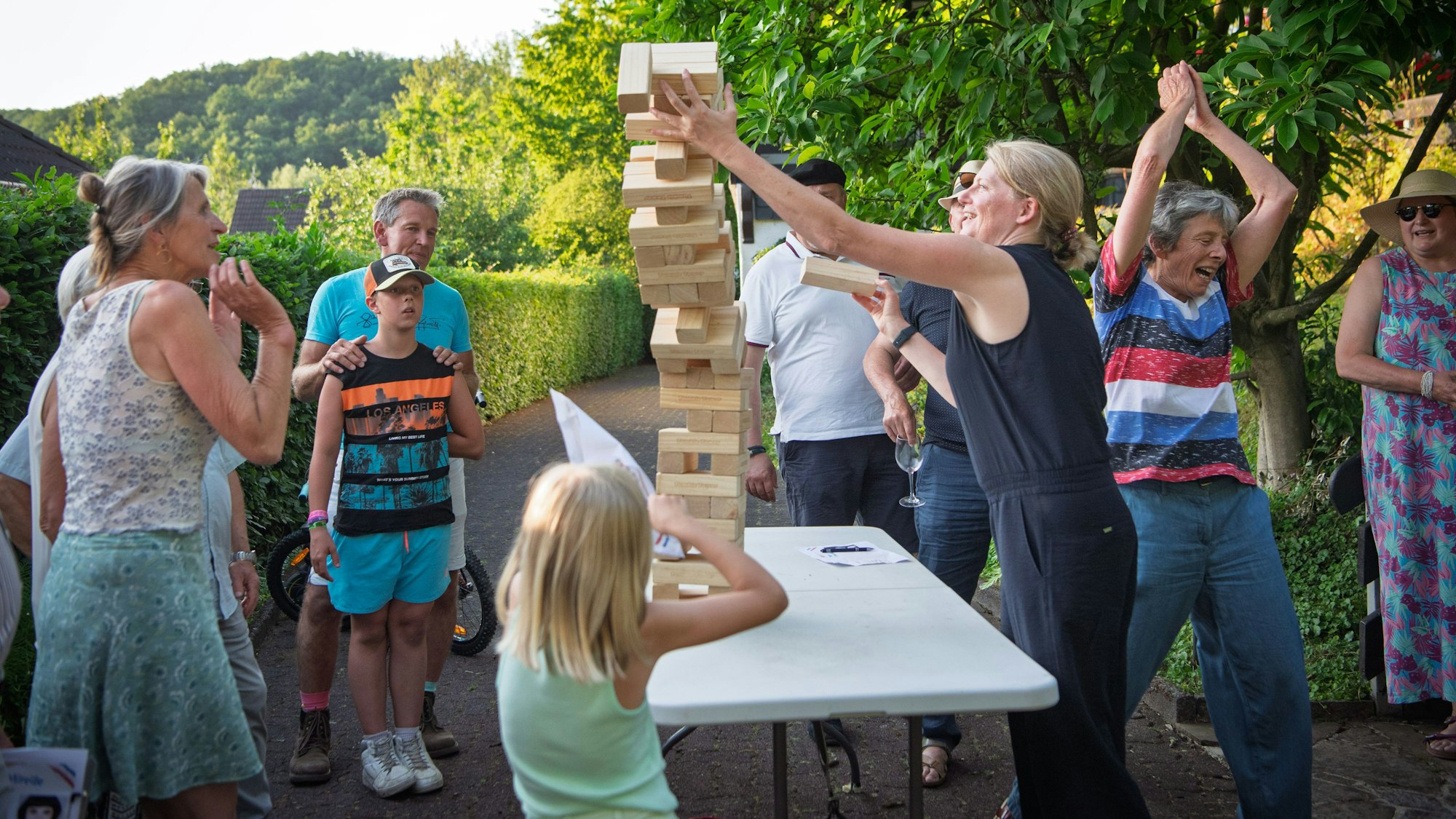 Hilfe, der Turm kippt, da nützt auch kein Rettungsversuch von Bürgermeisterin Alexandra Gauß.