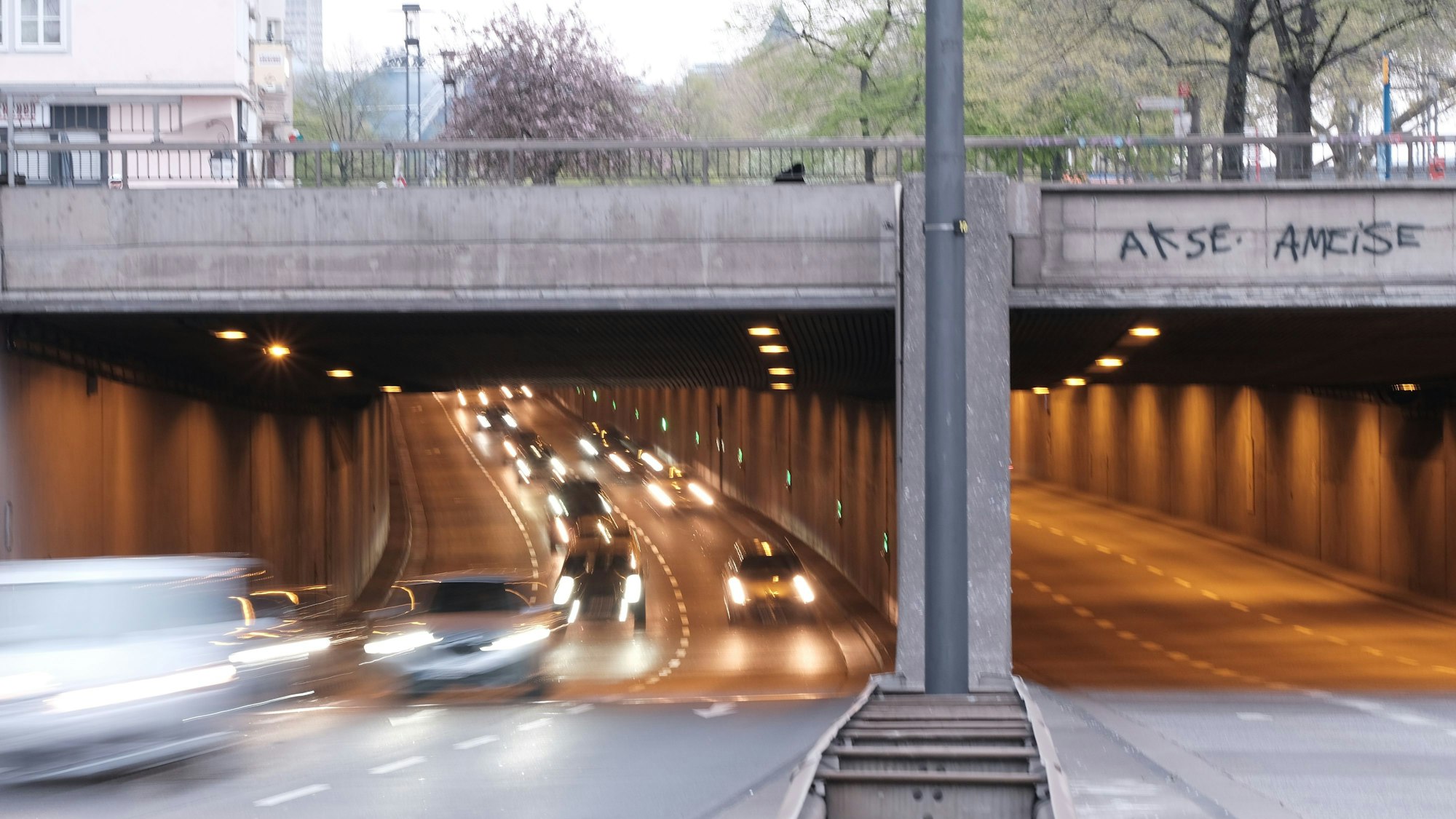 Mit Beginn der Sommerferien ist der Rheinufertunnel bis Ende September an sechs Wochenenden gesperrt.