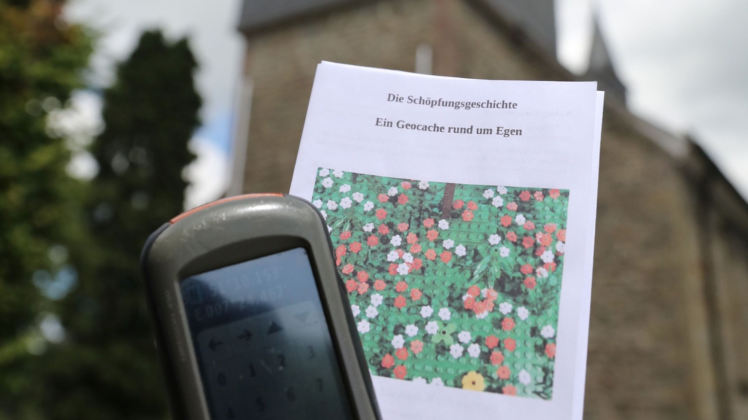 An der Kirche in Wipperfürth-Egen startet der Geocache-Wanderweg, in dessen Mittelpunkt die Bibel steht. Erdacht hat diesen die Kirchengemeinde St. Nikolaus.