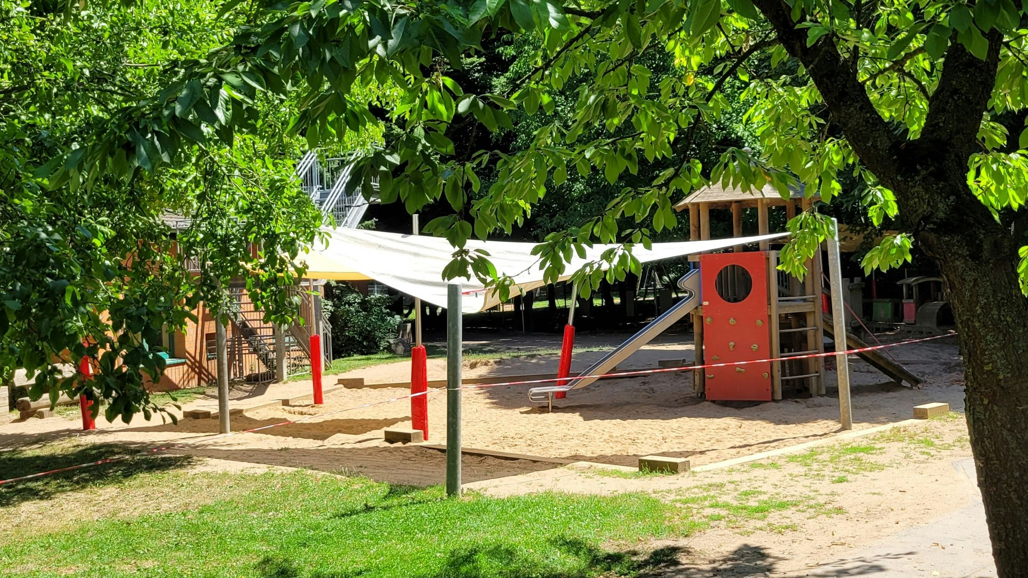 Sonnensegel auf einem Kita-Gelände.