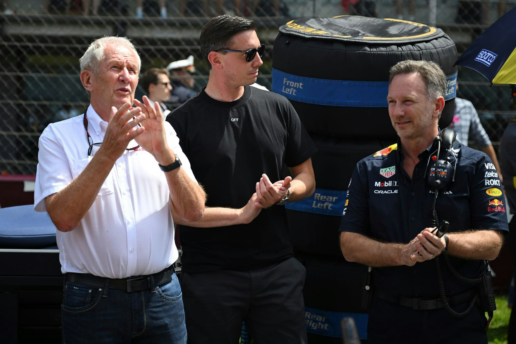 Helmut Marko (l) droht der Verlust seines Schützlings Max Verstappen.