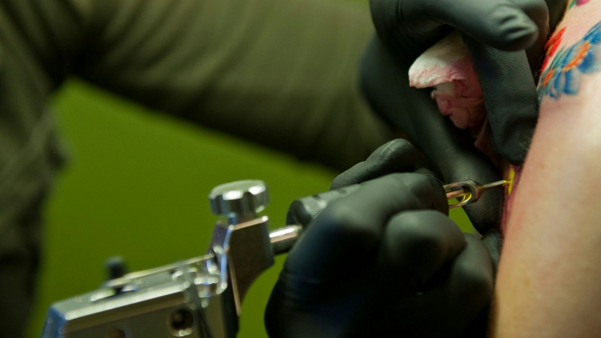 Entzündung nach Tattoo: Die Folge kann ein Ausfall ohne Lohnfortzahlung sein.