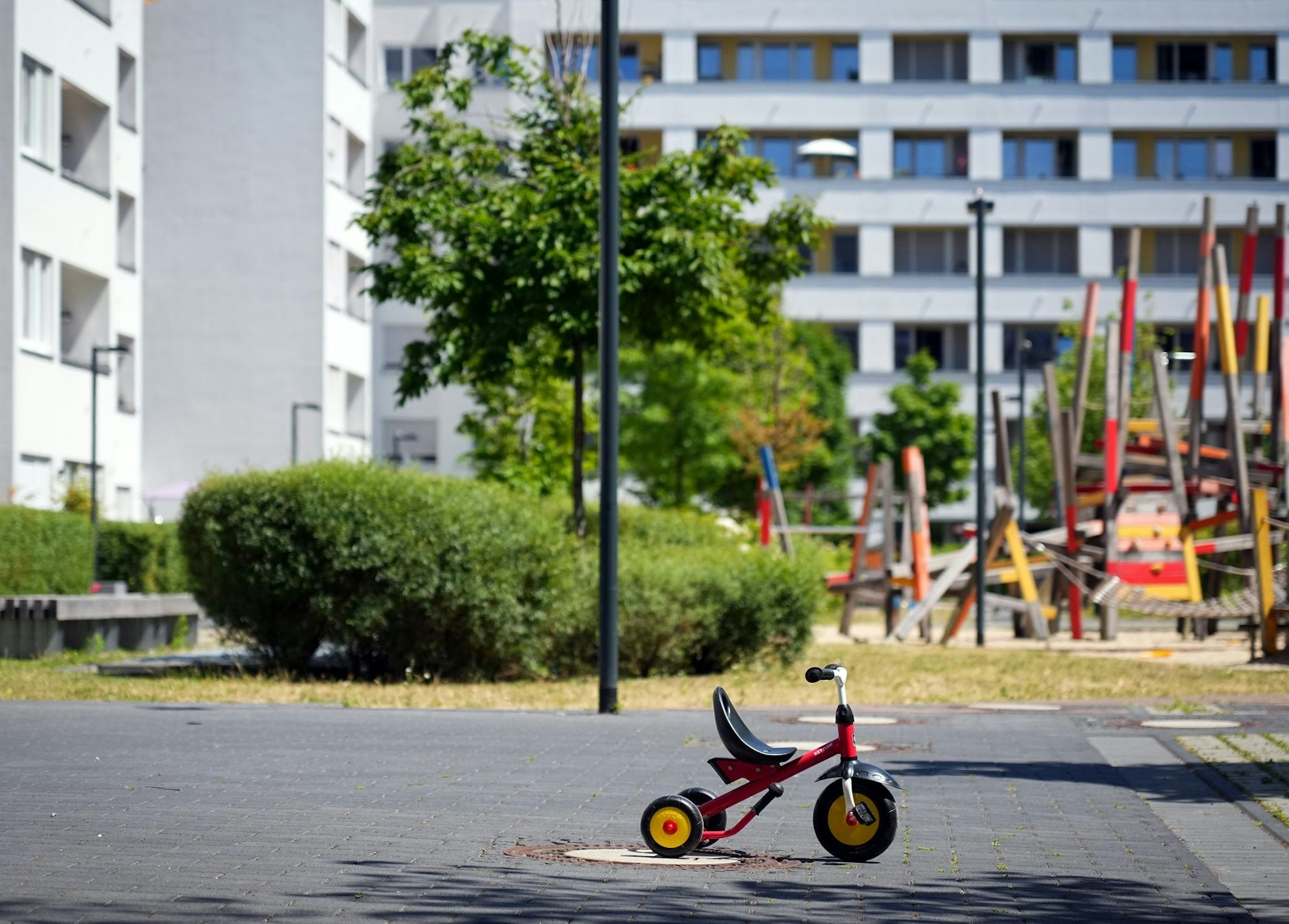 Kinder sollte man bei Hitze möglichst nicht draußen spielen lassen und die Aktivitäten lieber in die Morgenstunden legen.