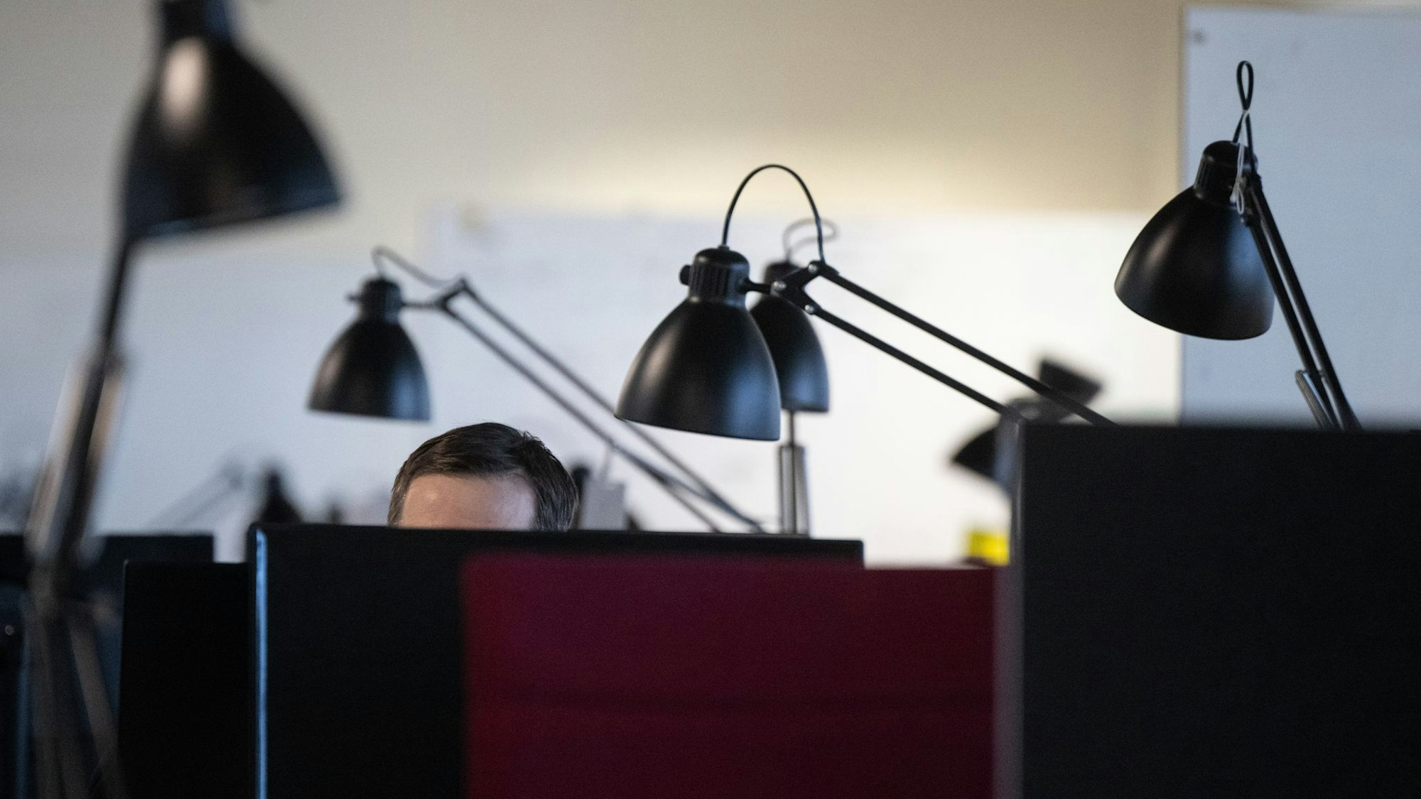 Alle warten: Hängt das IT-System, müssen Beschäftigte oft ihre Arbeit pausieren. Auf ihre Arbeitszeit hat das in der Regel keinen Einfluss.