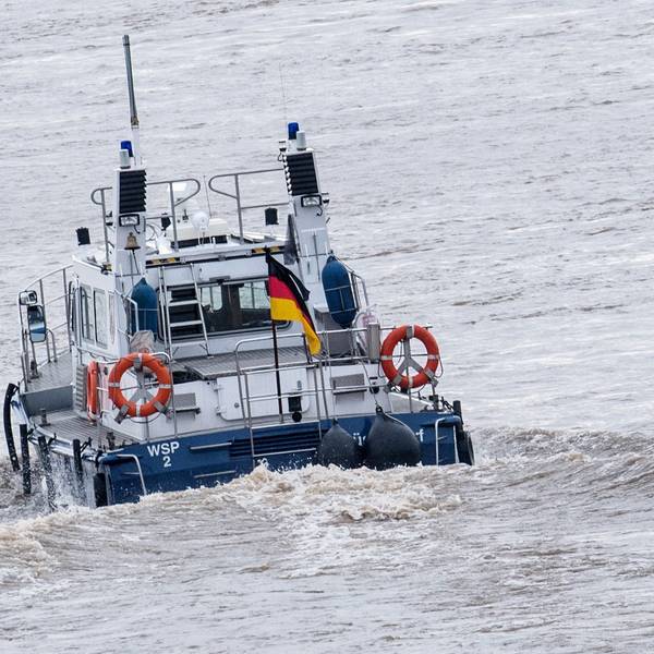 Ein Schiff der Wasserschutzpolizei fährt auf dem Rhein. (Symbolfoto)
