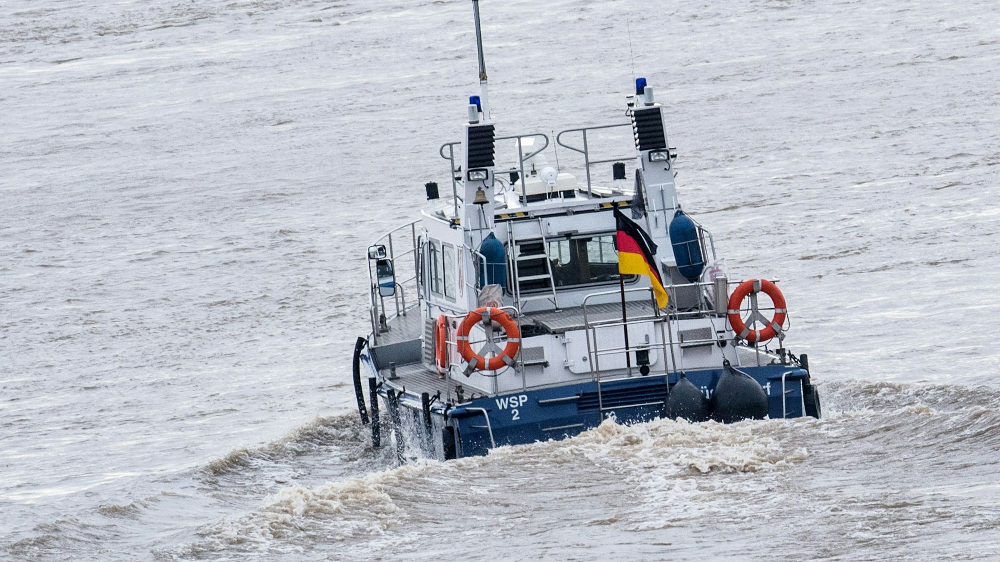 Ein Schiff der Wasserschutzpolizei fährt auf dem Rhein. (Symbolfoto)