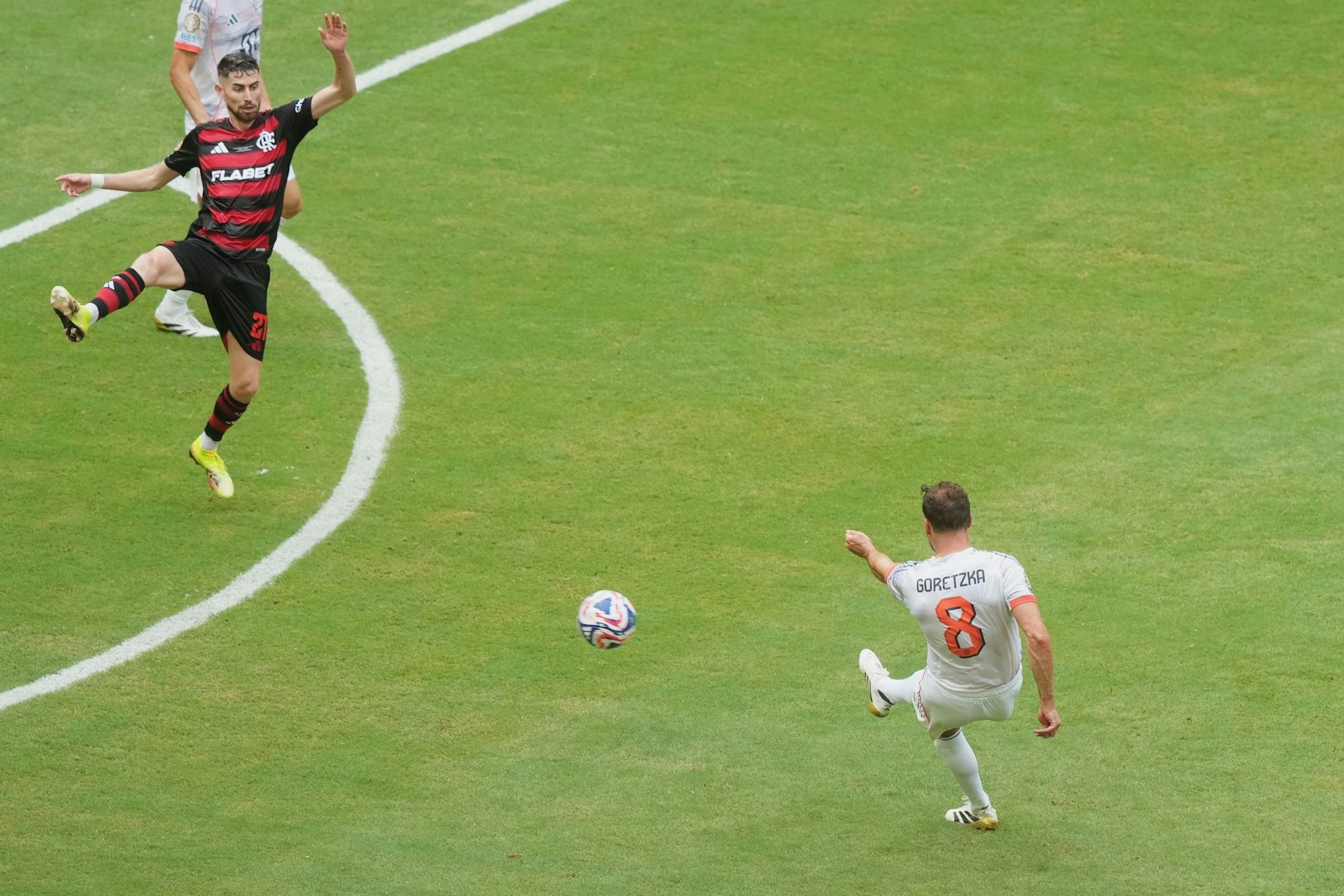 Leon Goretzka zieht präzise aus der Distanz ab und trifft zum 3:1 für die Bayern.