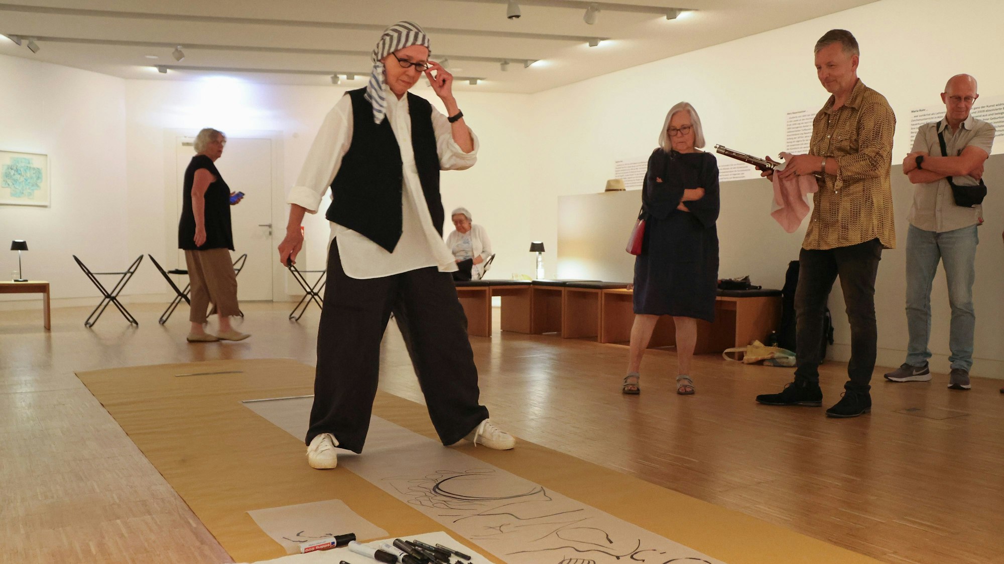 Mit zahlreichen schwarzen Stiften erstellte Daphna Koll (vorne) live eine weitere grafische Partitur.