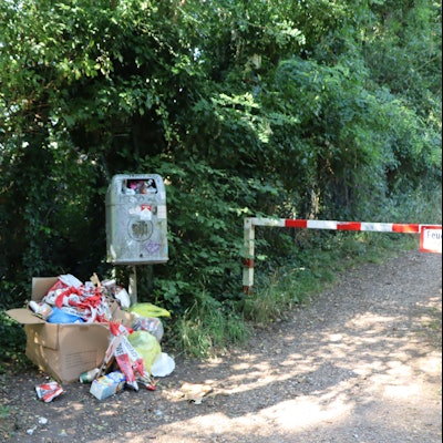 Das Bild zeigt eine Zufahrt zum Berggeistsee mit einer verschlossenen Schranke.