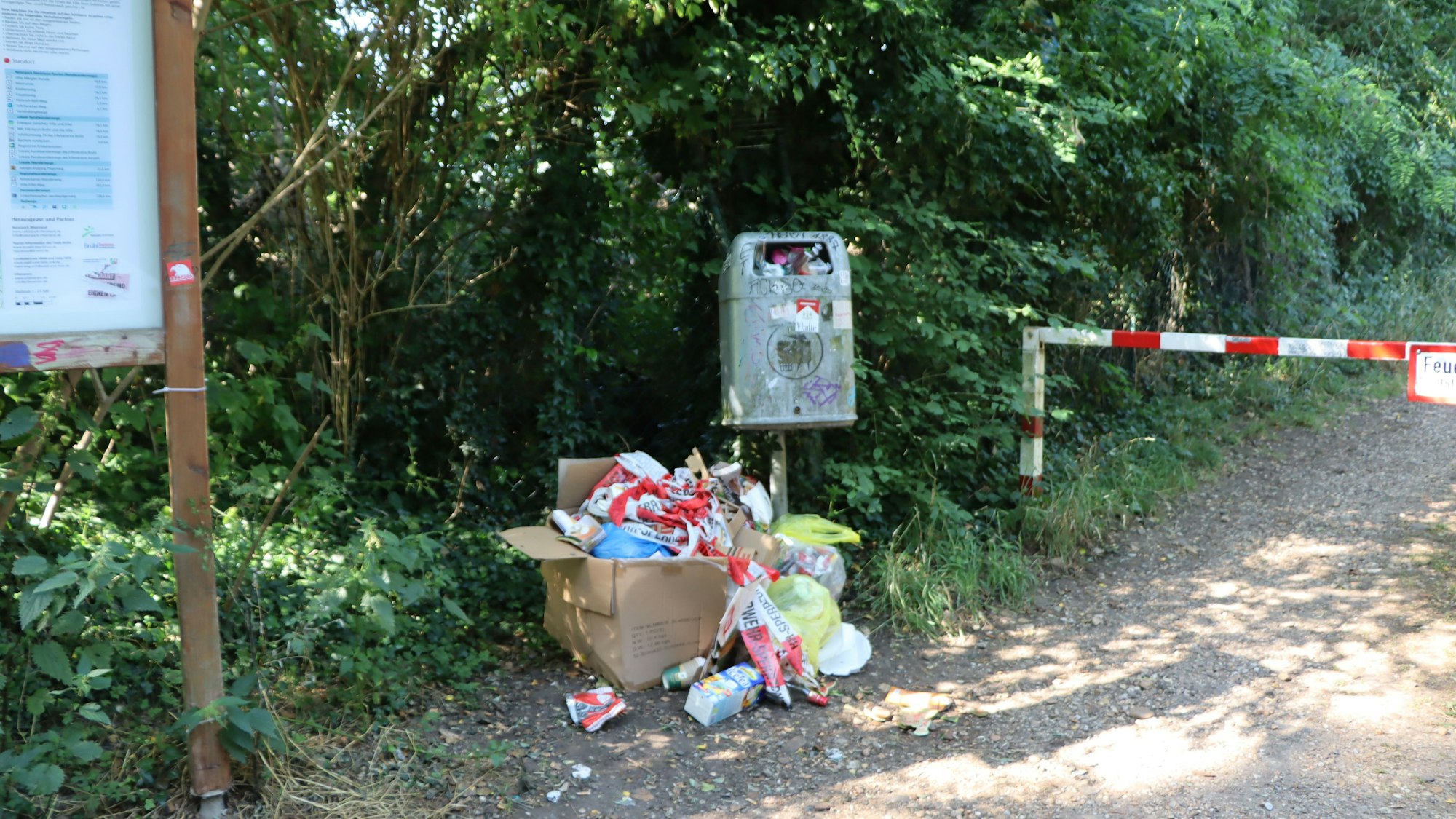 Das Bild zeigt eine Zufahrt zum Berggeistsee mit einer verschlossenen Schranke.