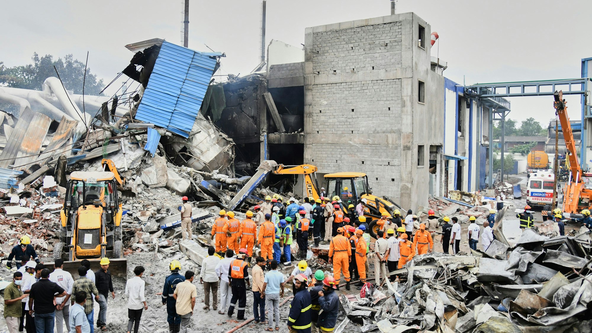 30.06.2025, Indien, Sangareddy: Rettungskräfte suchen nach einer Explosion und einem Brand in einer Pharmafabrik in einem Industriegebiet in der Nähe von Hyderabad nach Überlebenden. Foto: Uncredited/AP/dpa +++ dpa-Bildfunk +++