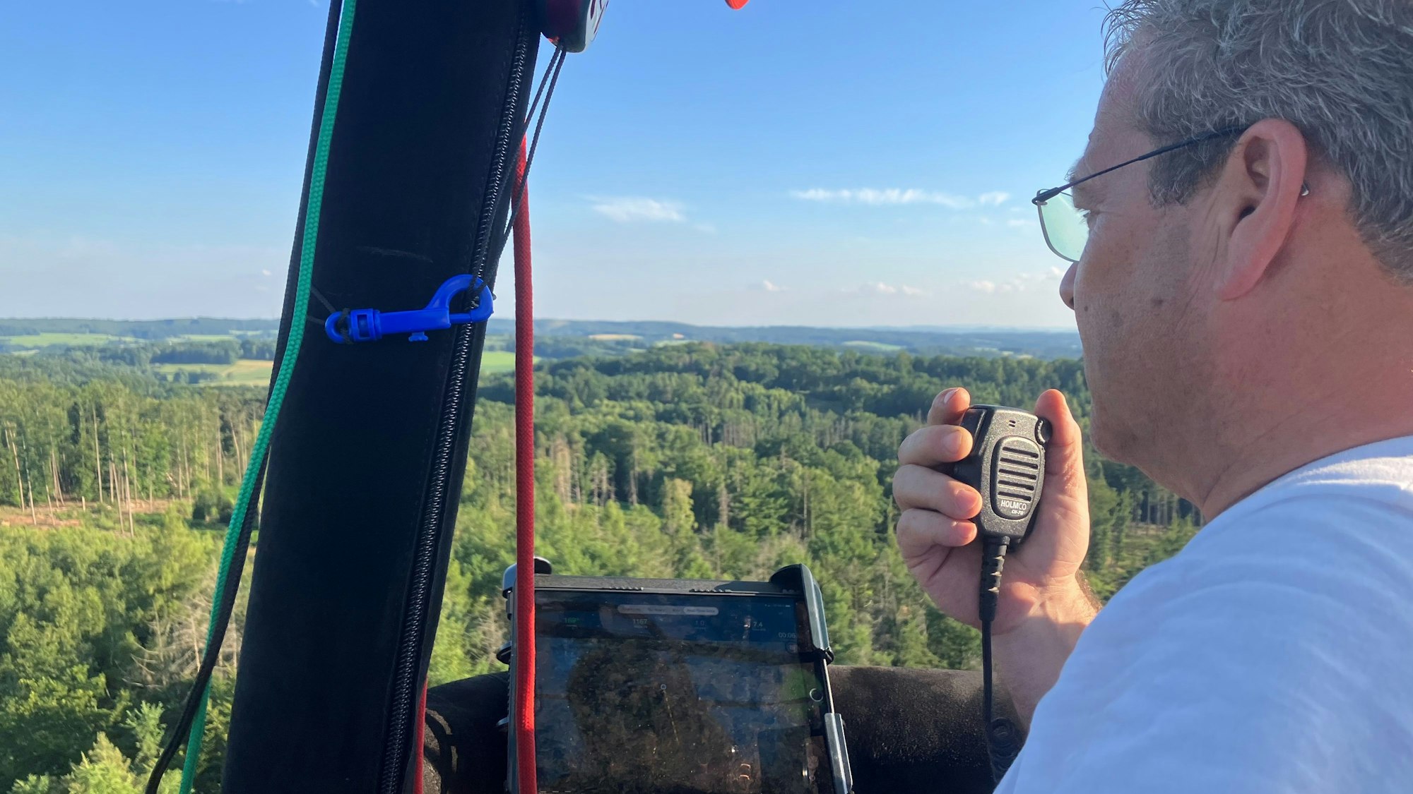 Ein Pilot eines Heißliftballons spricht in ein Funkgerät.