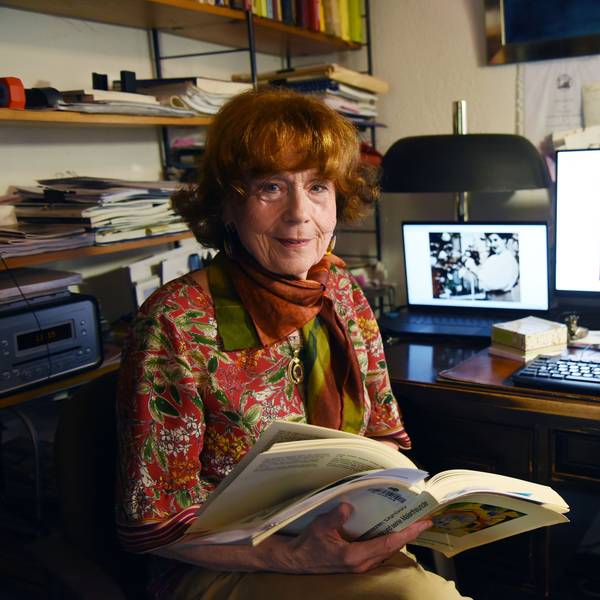 Das Foto zeigt Barbara Stewen, im Hintergrund ein Computermonitor mit einem Foto von Olga Oppenheimer.