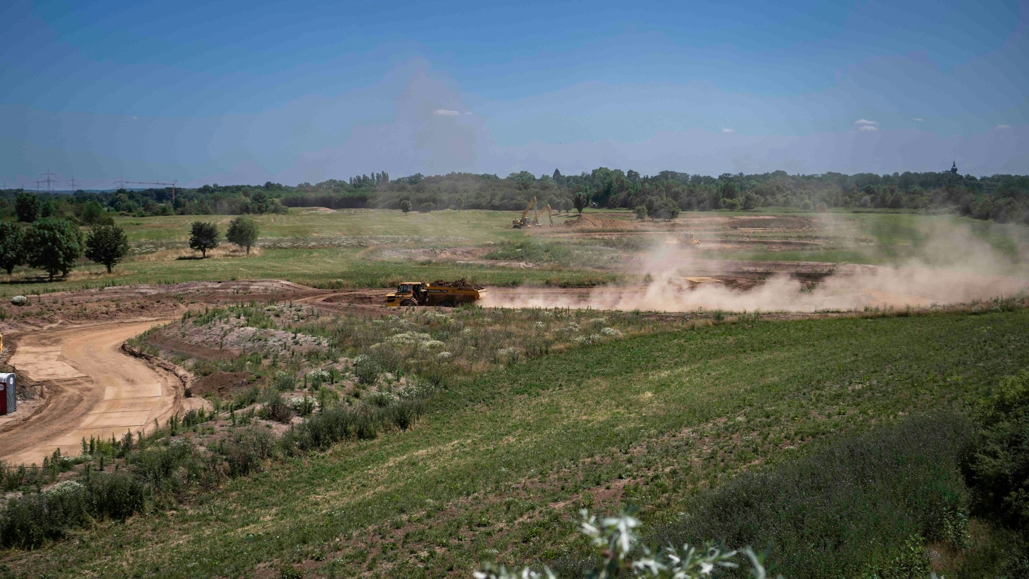 Das Bild zeigt einen Lastwagen, der durch das spätere Flussbett der Erft fährt.