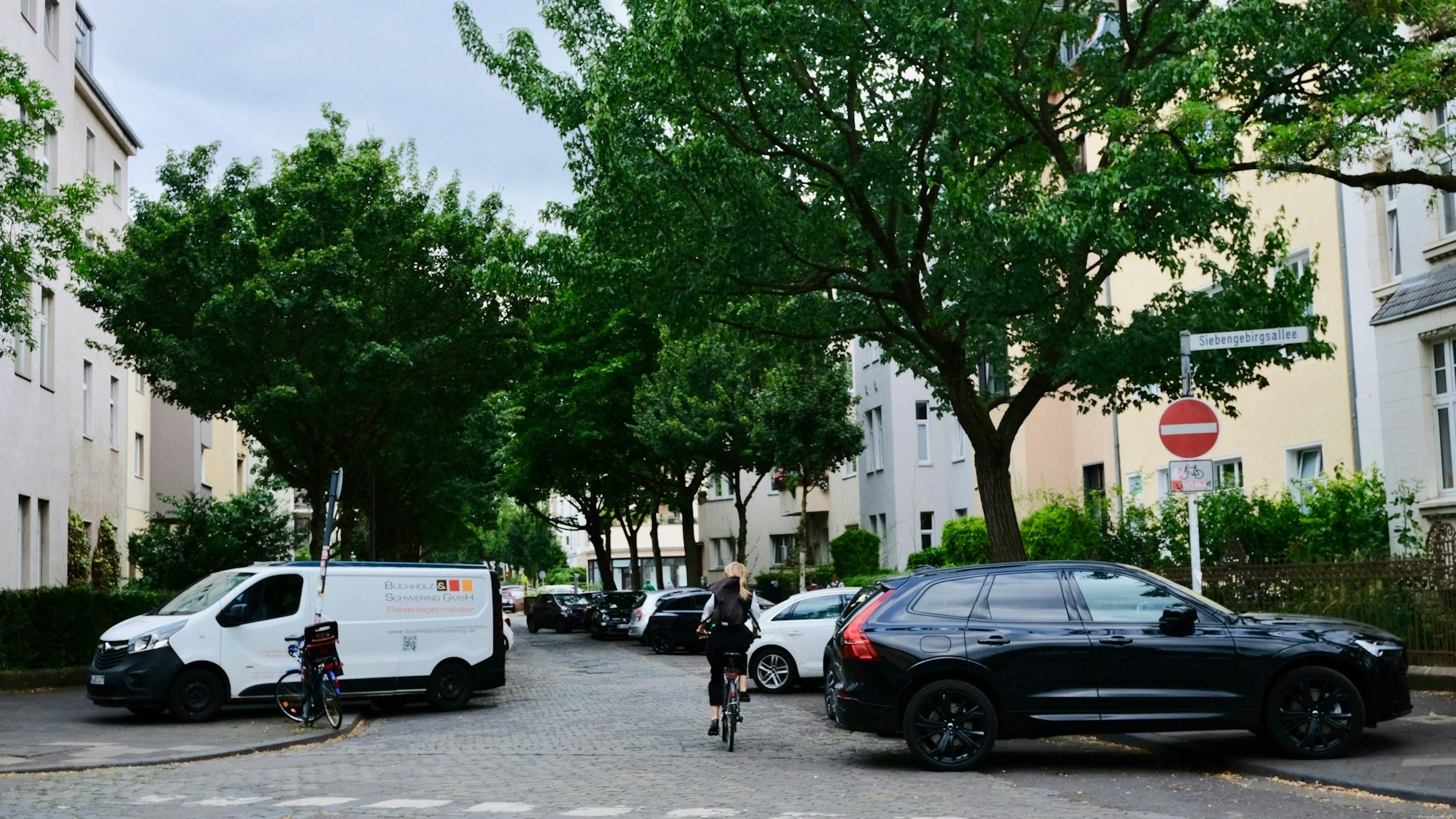 Bislang parken die Autos auf der Petersbergstraße quer zum Gehweg und darauf.